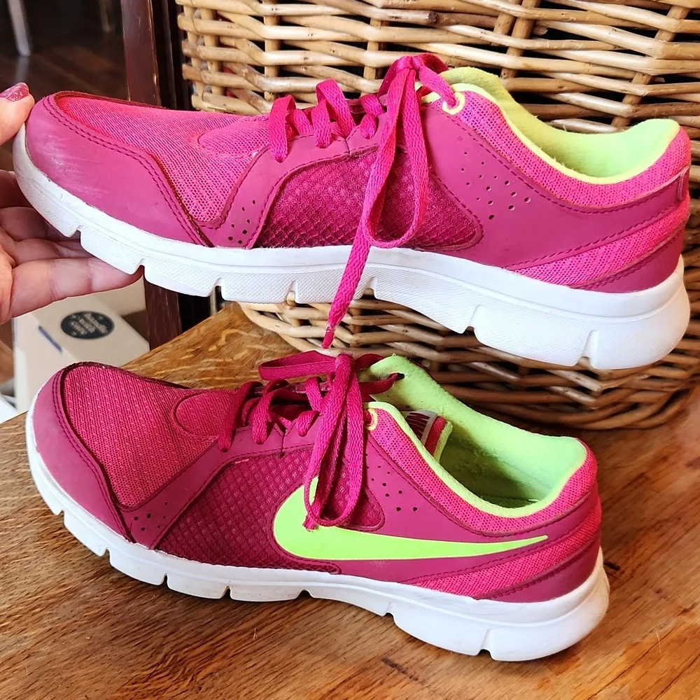 Nike‎ Flex Experience Shoes Youth Girl's sz 7 Pink